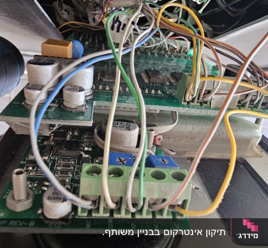 לוח אלקטרוני וחיווט פנימי של מערכת אינטרקום במהלך תיקון